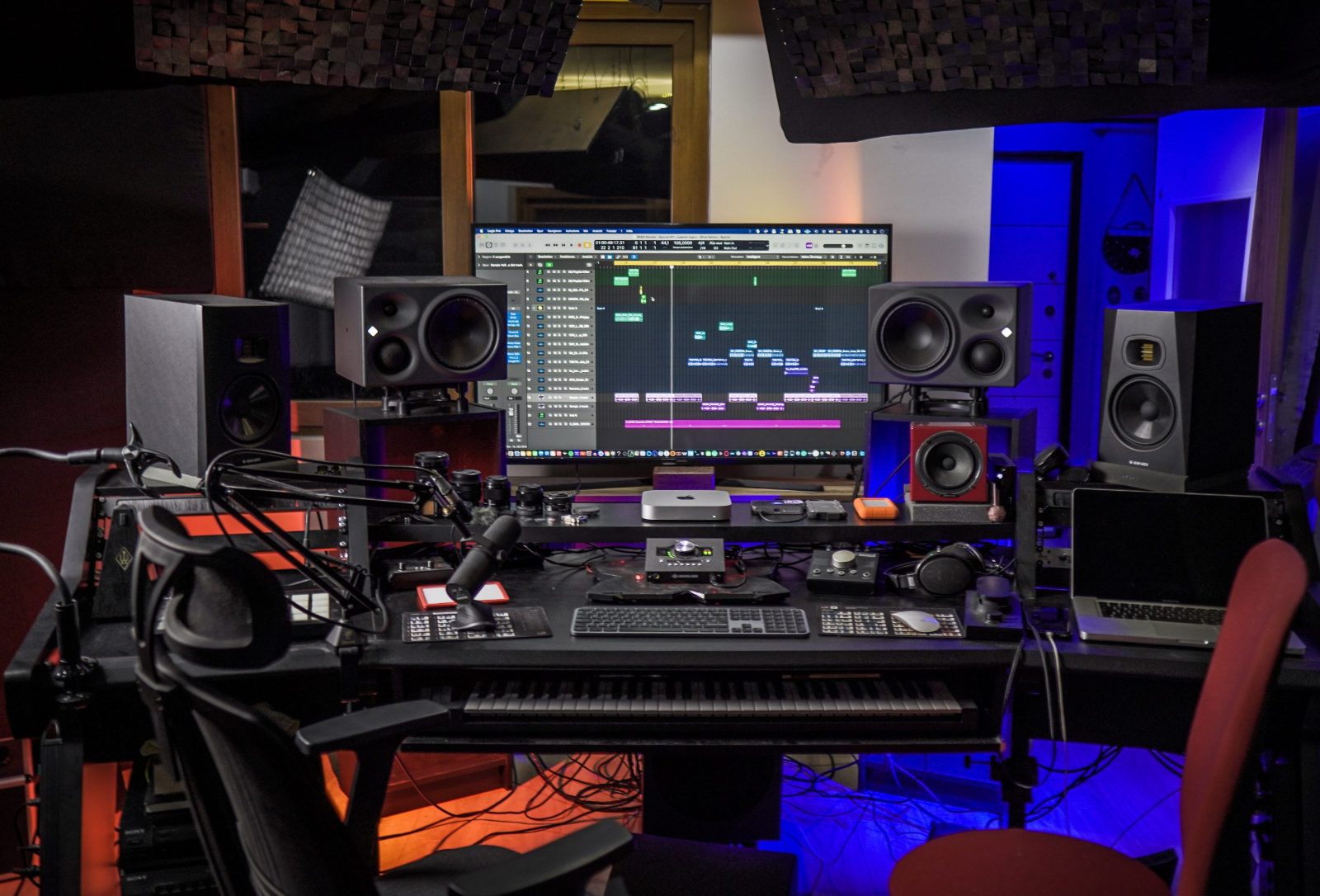 TPY | GR 1877 Stüdyo Kontrol Odası — Neumann monitörler, Apple Mac Mini ve Logic Pro
